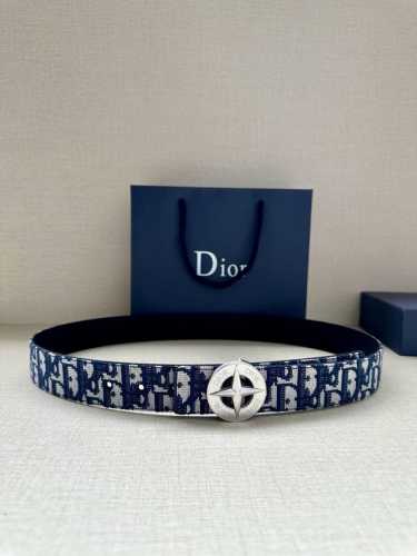 宽度3.5Cm 这款不锈钢金属腰带扣来自 Dior And Stone Island 限定系列，突显联名系列标志，Stone Island 的经典星星与 Dio