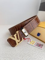品名： Lv..路易..威登腰带皮带原单 型号：挂扣，经典纯钢材质面字母挂扣，头层牛皮，图片实物拍摄 材料：头层牛皮，挂扣系列，纯钢材质扣头，钯镀电镀工艺永不掉