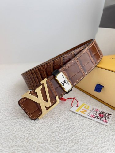 品名： Lv..路易..威登腰带皮带原单 型号：挂扣，经典纯钢材质面字母挂扣，头层牛皮，图片实物拍摄 材料：头层牛皮，挂扣系列，纯钢材质扣头，钯镀电镀工艺永不掉