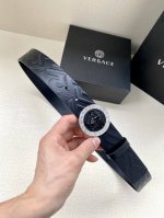 特 宽度3.8Cm Versace此款腰带采用柔软的greca压花皮革于意大利制成，饰有medusa搭扣。 Medusa搭扣 Greca压花 面料：100%牛皮