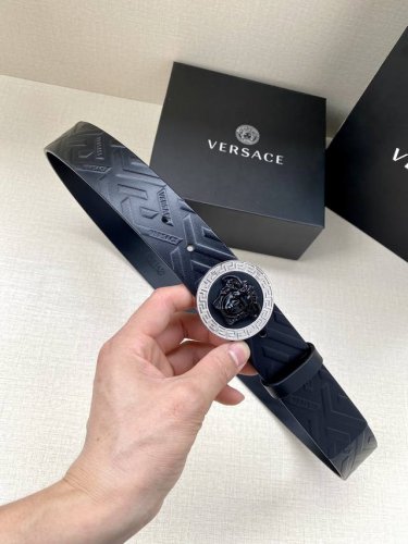 特 宽度3.8Cm Versace此款腰带采用柔软的greca压花皮革于意大利制成，饰有medusa搭扣。 Medusa搭扣 Greca压花 面料：100%牛皮
