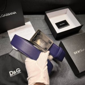 特P240 新款 简约百搭皮革腰带 Dolce&Gabbana Milano 标牌装饰别具一格。 鞍皮腰带，搭配钯色电镀金属 Dolce&Gabbana Mil