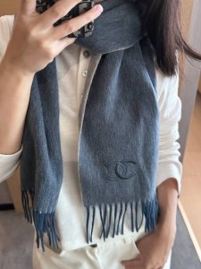 Chanel 香奈儿难得一见的温柔配色，超级迷恋气质低调恬静又不失优雅 重点推荐高级舒适时髦气质，简约却又不简单，大牌范十足，超级安利香奶奶这款触动内心的柔美围