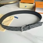 圖片包裝10 寬度：40Mm Lv Pyrmide Truck L Oeii雙面腰帶 原廠帆布黑格面料 搭配進口小牛皮壓有黑色格子紋 針扣式搭扣 低調百搭款！