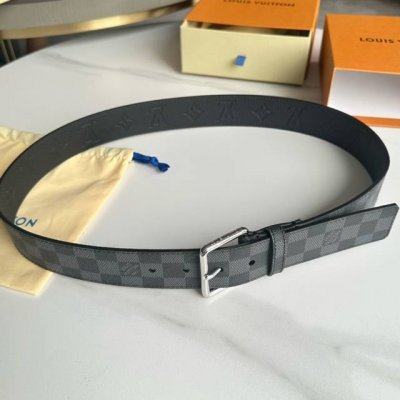 圖片包裝10 寬度：40Mm Lv Pyrmide Truck L Oeii雙面腰帶 原廠帆布黑格面料 搭配進口小牛皮壓有黑色格子紋 針扣式搭扣 低調百搭款！