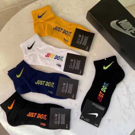 特 Nike 耐克 火爆全网款Just Doit. Logo超级Nice袜底束脚的设计惊艳绝伦超级好看绝对是你这个春夏的搭配神器，每个都是神仙色，宝藏马卡龙色系 - 点击图像关闭