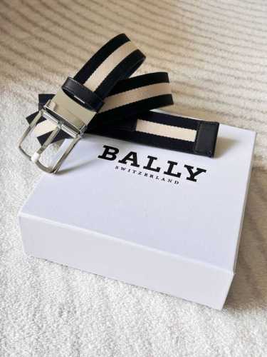 特 P200 Bally 巴利 男士休闲织布牛皮腰带 宽3.5Cm 这款Tamal 头层牛皮融入了永恒经典的黑白条纹织布，且具有充满时尚感，助您打造百变造型。