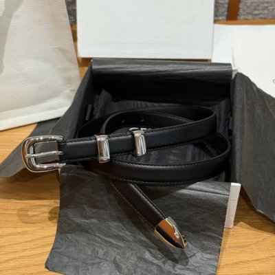 凯旋门女士腰带 这款采用牛皮革底部采用牛剖层革，圆形搭扣，2个金属环扣和1个金属尖头装饰，第一个圆环底部镌刻品牌标志. 宽度1.8Cm