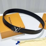Lv Dimension 4.0腰带将经典格调引入新颖尺幅设计。皮革压印 Lv 字母、与纤秀 Lv 字母搭扣相映成趣，令品牌标识低调完成潮流蜕变