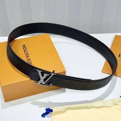 Lv Dimension 4.0腰带将经典格调引入新颖尺幅设计。皮革压印 Lv 字母、与纤秀 Lv 字母搭扣相映成趣，令品牌标识低调完成潮流蜕变