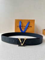 特 4.0宽 Lv Dimension 双面腰带将经典格调引入新颖尺幅设计。皮革压印 Lv 字母和 Monogram 花卉 新款施华洛奇钻扣 令品牌标识低调完成