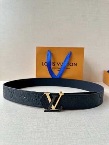 特 4.0宽 Lv Dimension 双面腰带将经典格调引入新颖尺幅设计。皮革压印 Lv 字母和 Monogram 花卉 新款施华洛奇钻扣 令品牌标识低调完成