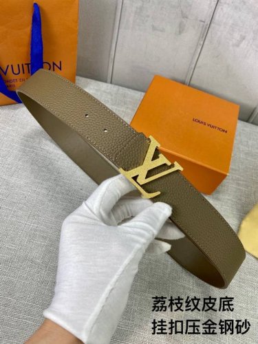 特 本款 Damier4.0宽双面腰带乃魅力天成的典范。由小牛皮制成，以点缀 搭扣的精心镂刻的 Damier 图案彰显品牌精湛工艺，风格时尚。双面皮带增添功能，