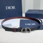 Christian Dior 迪奥 DDD 30 Montaigne 双面腰带 DDD 采用手掌纹搭配平纹双面头层牛皮精品纯铜扣头打造 柔软细腻，裙装大衣必备、