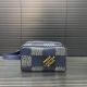 Louisvuitton 路易威登 Lv印花洗漱包袋 手拿包 化妆包 经典百搭 实物拍摄 原厂原版面料 配送防尘袋 礼盒 13 X 23 Cm。