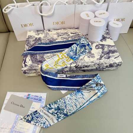 迪奥RêVe D'infini丝带！为经典标识注入梦幻元素，全新演绎 Christian Dior 钟爱的星星符号。款式经典，造型修长，两端尖角设计，背面饰以对 - 点击图像关闭