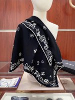 丝毛款 双面同色 新品小香家 小方巾 秋冬丝毛款 随意切换造型 ,小巧又不失优雅的款式 60*60 黄金尺寸 高级时尚又不会过于张扬，很有设计感~气质到骨子里！