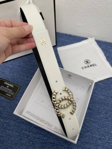 品牌 香奈儿女带 描述 双面原版皮可调节式皮带，小牛皮材质，配有钯金色和银色钢金属扣 牛皮材质 不锈钢 香奈儿扣 3.0厘米 意大利制造 腰带为意大利尺寸，请在