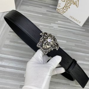 特 Versace範思哲爆款水波紋雙面頭層 復古人頭系列：此款腰帶配有醒目的美杜莎頭像搭扣，可為任何造型增添幾分立體雅致效果。商務既有時尚的男士男士腰帶：寬度4