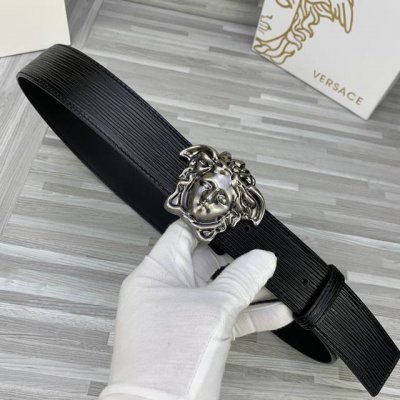 特 Versace範思哲爆款水波紋雙面頭層 復古人頭系列：此款腰帶配有醒目的美杜莎頭像搭扣，可為任何造型增添幾分立體雅致效果。商務既有時尚的男士男士腰帶：寬度4