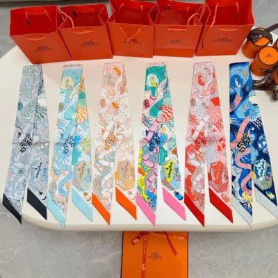 爱马仕 Hermes｜水上游乐园 Twilly小丝巾 束发带，产品描述：Twilly小丝巾 100%桑蚕丝 。 这款小巧的真丝配饰佩戴方式千变万化，可为您的日常