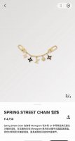 Lv钥匙扣 官网M01188 包包挂饰 spring Street Chain 包饰将 Monogram 花卉和 Lv 字母等经典元素化为袖珍挂饰 在淡雅色彩和