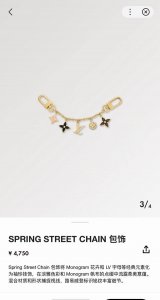 Lv钥匙扣 官网M01188 包包挂饰 spring Street Chain 包饰将 Monogram 花卉和 Lv 字母等经典元素化为袖珍挂饰 在淡雅色彩和