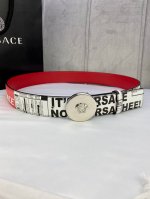 宽度4.0Cm Versace 范思哲 此款palazzo腰带采用牛皮革面料制作，并饰有Le pop Classique图案印花和标志性的美杜莎五金真空电镀配件