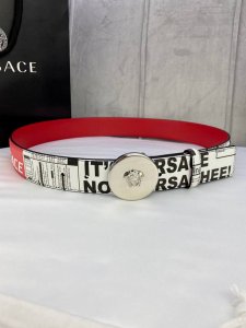 宽度4.0Cm Versace 范思哲 此款palazzo腰带采用牛皮革面料制作，并饰有Le pop Classique图案印花和标志性的美杜莎五金真空电镀配件