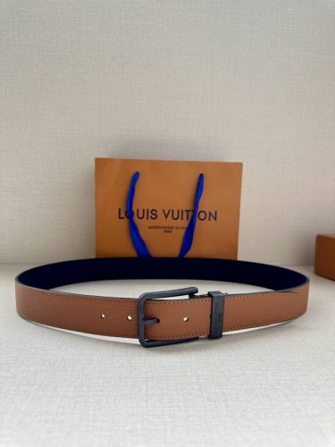 3.4宽本款 Taurillon 皮革腰带为金属束带圈融入镂空 Lv 标识，打造沉稳低调的绅士风范 Taurillon 皮革牛皮革内衬黄铜搭扣束带圈饰有Lv 标