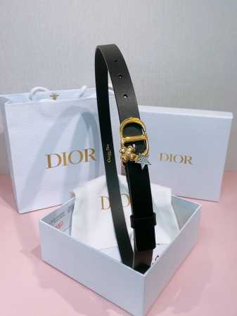 迪家 Dior Montaigne Lucky Charms，20 Mm腰带扣 这款带有陈年金色金属Cd扣的模型以浅金色绒面革小牛皮版本重新审视，呈现出休闲和现 - 点击图像关闭