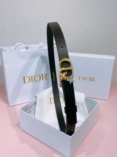 迪家 Dior Montaigne Lucky Charms，20 Mm腰带扣 这款带有陈年金色金属Cd扣的模型以浅金色绒面革小牛皮版本重新审视，呈现出休闲和现