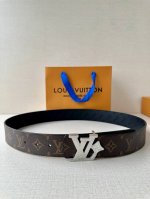 4.0宽Lv Flower 双面腰带取材 Monogram 涂层帆布，借背面皮革的 Lv Flower 压纹彰显 Pharrell Williams 设计的崭新