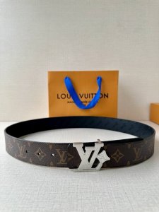 4.0宽Lv Flower 双面腰带取材 Monogram 涂层帆布，借背面皮革的 Lv Flower 压纹彰显 Pharrell Williams 设计的崭新