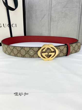 特 宽度4.0Cm Gucci 双面腰带，一侧为gg Supreme帆布，反面一侧为枣红色头层小牛皮。配以互扣式双g带扣。 - 点击图像关闭