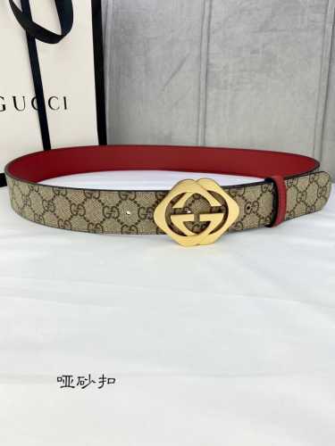 特 宽度4.0Cm Gucci 双面腰带，一侧为gg Supreme帆布，反面一侧为枣红色头层小牛皮。配以互扣式双g带扣。