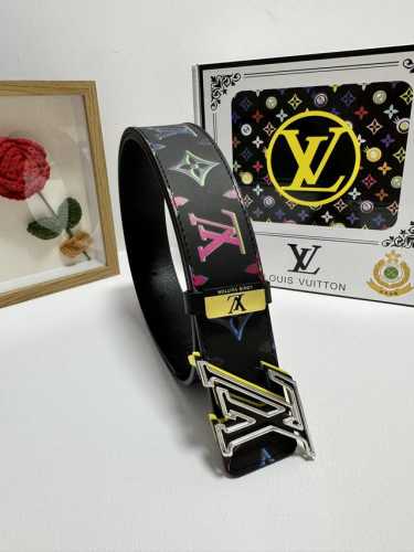 品名：Lv..路易..威登 材质：原单牛皮腰带 百分百头层牛皮腰带保证真皮，24K纯钢扣，专柜原单品质、做工精细，时尚大牌，送人自用首选 包装： 请认准如图专柜
