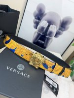 范思哲versace此款醒目个性的腰带采用皮革制成，饰有Barocco 660印花，搭配一枚La Medusa搭扣。4.0cm宽，