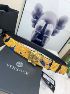 范思哲versace此款醒目个性的腰带采用皮革制成，饰有Barocco 660印花，搭配一枚La Medusa搭扣。4.0cm宽，