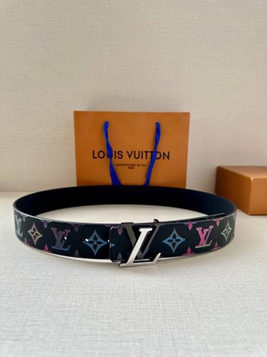 特 Lv Light 双面腰带加入当季 Monogram Spotlight 主题，为牛皮革表面的 Monogram 图案赋予眩目虹彩效果，与 Lv 字母搭扣相