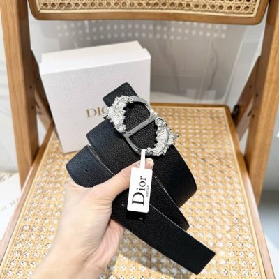 Dior 3.5Cm 新款腰带 经典Cd五金扣饰以羽毛形装饰 双面头层荔枝纹搭配 新颖独特 优雅气质十足
