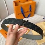 特 寬：40Mm 驢家 寬度40Mm Ss今季專櫃在售新品男款 進口訂製帆布面料 襯托意大利進口柔軟純色小牛皮底 精緻的亮面搭扣裝飾有與皮帶身相呼應的小皮飾 印