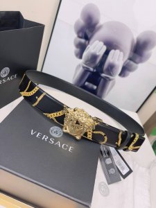 范思哲versace此款双面腰带采用光滑的saffiano皮革制作，并配有3D美杜莎腰带扣。一面为单色设计，另一面饰有tabloid印花。此款印花既是对当下名人