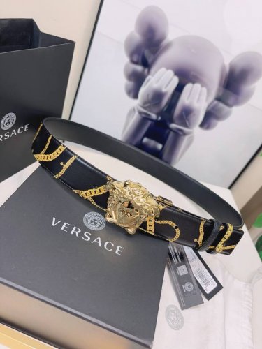 范思哲versace此款双面腰带采用光滑的saffiano皮革制作，并配有3D美杜莎腰带扣。一面为单色设计，另一面饰有tabloid印花。此款印花既是对当下名人