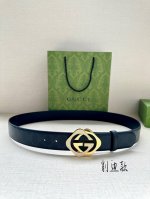 宽度3.8 Cm Gg Supreme帆布是品牌的一款代表性面料，其灵感源自30年代的典藏设计。互扣式双G以钯金色调配件亮眼呈现，致敬品牌悠久传承。 Gg Su