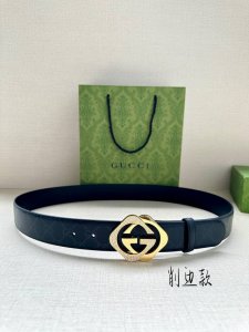 宽度3.8 Cm Gg Supreme帆布是品牌的一款代表性面料，其灵感源自30年代的典藏设计。互扣式双G以钯金色调配件亮眼呈现，致敬品牌悠久传承。 Gg Su