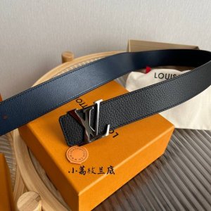 驴家出品 今季男士新品腰带 宽度4Cm 一面為進口荔枝紋衬托柔軟藍色小牛皮底 搭配雕刻精緻的花紋圖案 双面可配戴 搭配原版包装