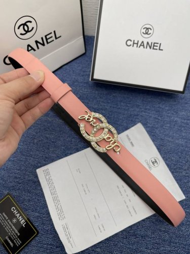 品牌香奈儿女带 描述双面原版皮可调节式皮带，小牛皮材质，配有钯金色和银色钢金属扣 牛皮材质 不锈钢 香奈儿扣 2.0厘米 意大利制造 腰带为意大利尺寸，请在购买