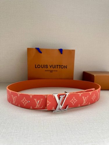 特 Lv Initiales 4.0宽双面腰带是 2024年春夏男装系列的配饰。Taga 皮革触感柔软，与另一面的monogram 帆布碰撞色彩。同色 Lv 字