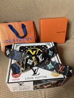 品名：Lv..路易..威登原单 材质：原单牛皮腰带 百分百头层牛皮腰带保证真皮，24K纯钢扣，专柜原单品质、做工精细，时尚大牌，送人自用首选 包装： 请认准如图